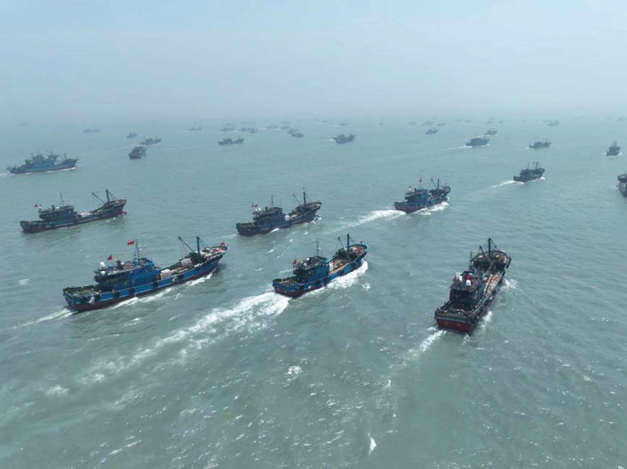 云集石獅市祥芝鎮(zhèn)中心漁港的海洋捕撈漁船競(jìng)相拔錨出海。李榮鑫攝