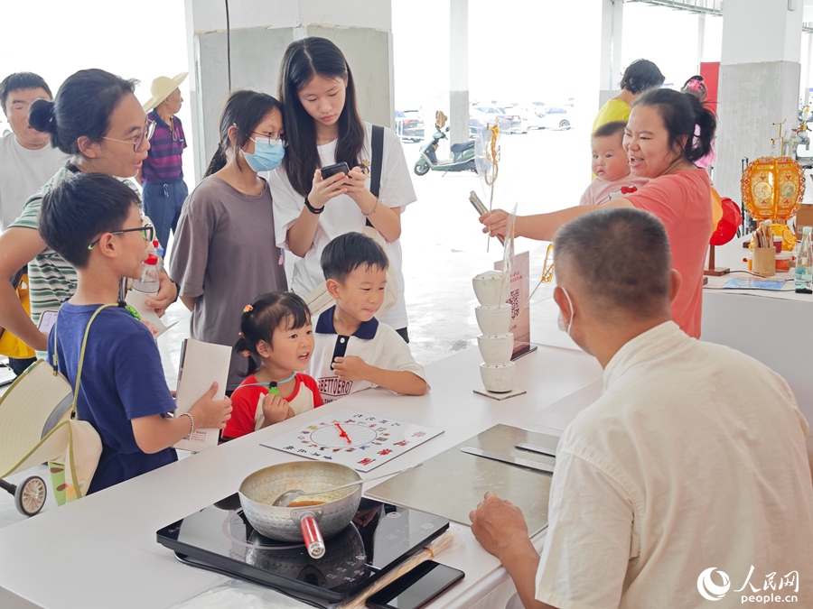 主題活動(dòng)現(xiàn)場(chǎng)，游客們期待著糖畫師傅的創(chuàng)作。人民網(wǎng) 黃東儀攝