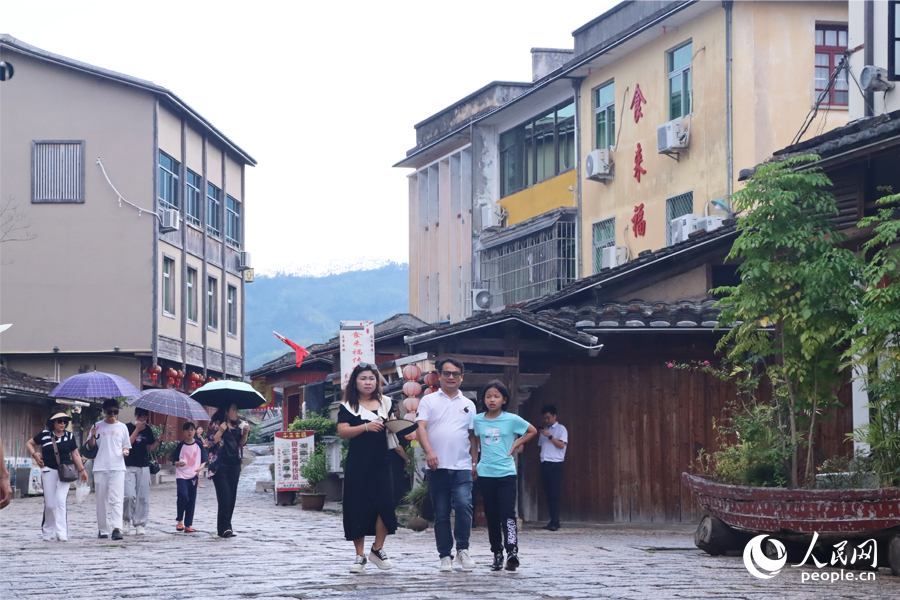 8月14日雖是周一，但在嵩口古鎮(zhèn)的街頭，游人絡繹不絕。人民網(wǎng)記者 劉卿攝