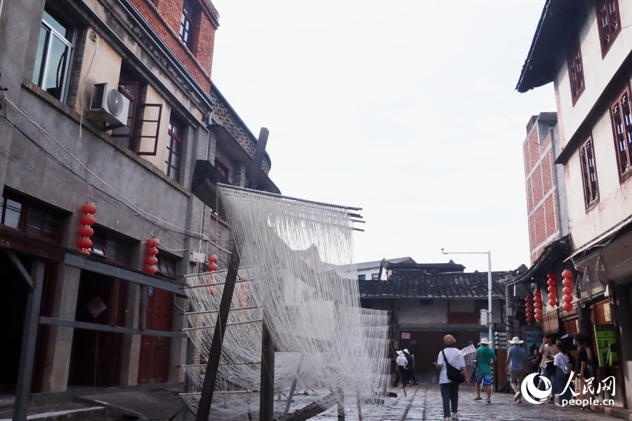 沒有被過度開發(fā)的嵩口古鎮(zhèn)，居民們在街上曬線面。人民網(wǎng)記者 劉卿攝