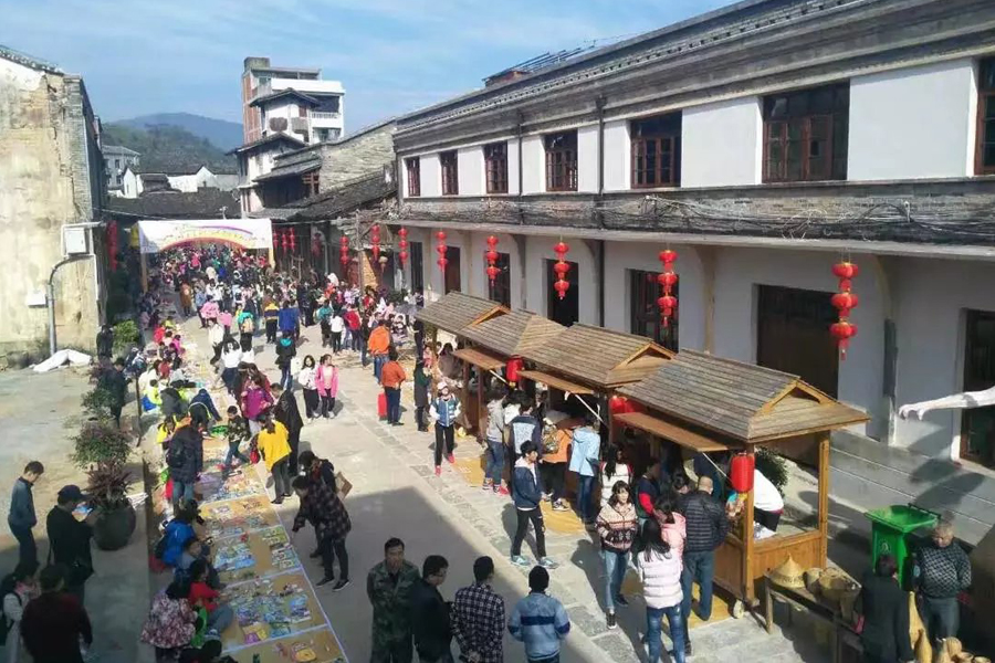 旅游旺季，嵩口古鎮(zhèn)人流如織（資料圖）。永泰縣委宣傳部供圖