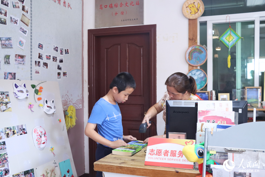 嵩口社區(qū)公益圖書館內(nèi)，孩子正在借閱圖書。人民網(wǎng)記者 劉卿攝