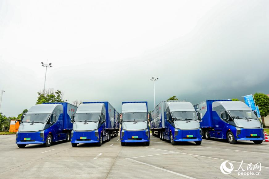 首批投入寧廈干線運(yùn)營的換電重卡。人民網(wǎng)記者 陳藍(lán)燕攝