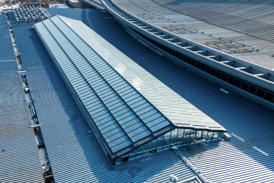 新建廈門北站整個天窗呈“人”字形，高差2.6米，由420個單重180公斤的工廠預(yù)制化模塊構(gòu)成（資料圖）。何衛(wèi)東攝