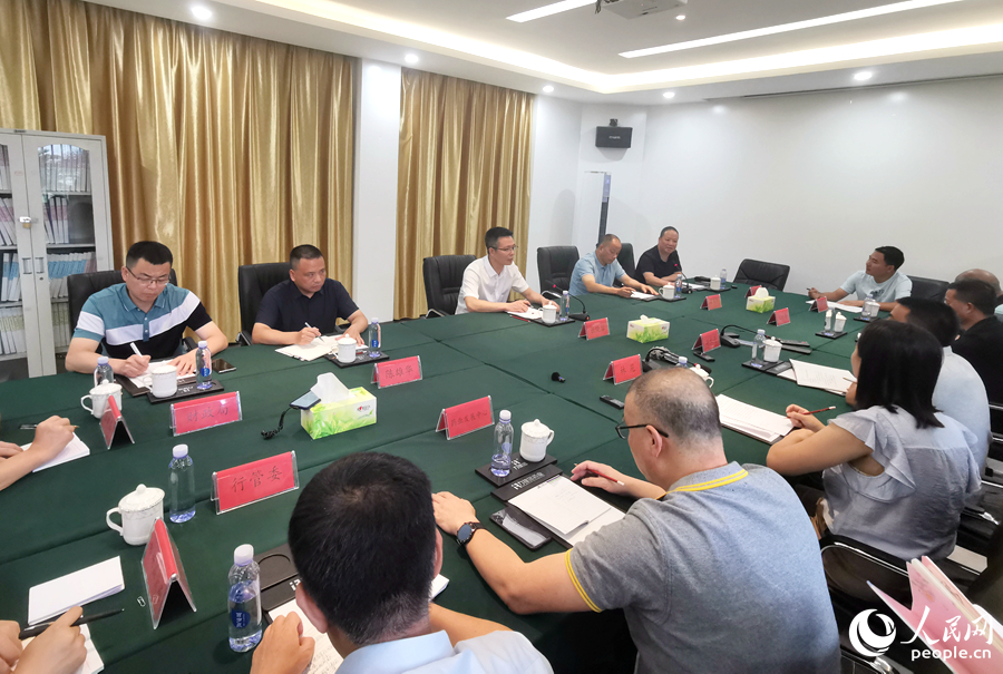 在力捷迅藥業(yè)會(huì)議室里召開(kāi)的柘榮縣現(xiàn)場(chǎng)辦公會(huì)。人民網(wǎng)記者 林曉麗攝