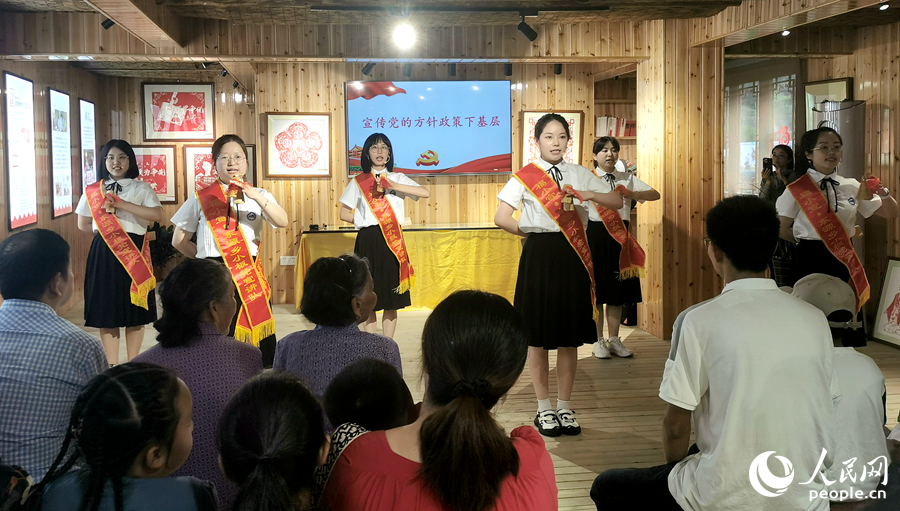 “小板凳+N”草根宣講大聯(lián)盟下鄉(xiāng)宣講。人民網(wǎng)記者 林曉麗攝