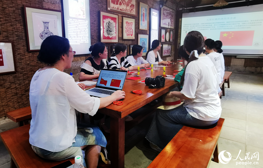 在柘榮縣靴嶺尾村，剪紙老師在通過(guò)剪紙講述黨的知識(shí)。人民網(wǎng)記者 林曉麗攝