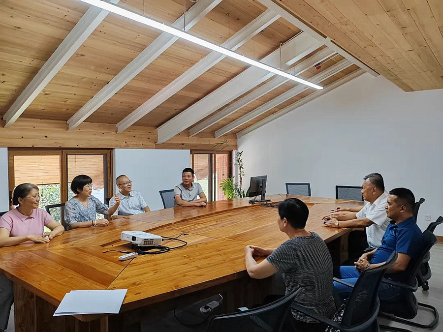 駐企特派員邀請(qǐng)專(zhuān)家到企業(yè)，與企業(yè)負(fù)責(zé)人座談，幫助解決實(shí)際困難。長(zhǎng)泰區(qū)融媒體中心供圖