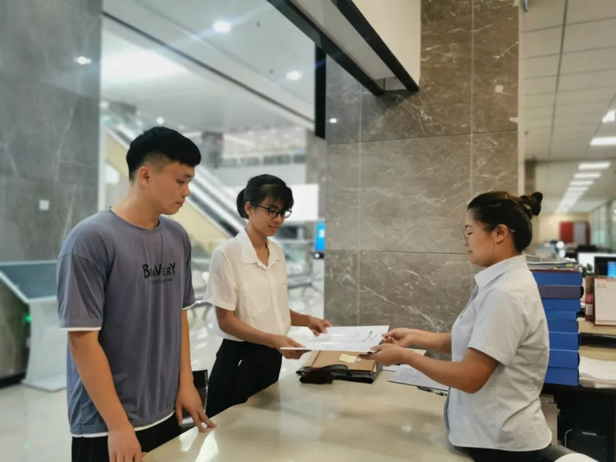 企業(yè)在辦理相關(guān)手續(xù)。長泰區(qū)融媒體中心供圖
