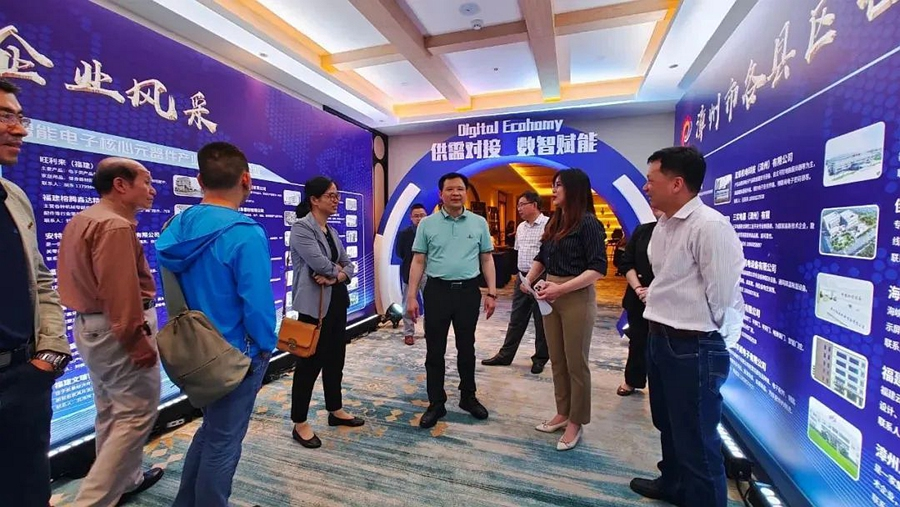 在長泰區(qū)電子信息產(chǎn)業(yè)工業(yè)企業(yè)“手拉手”供需對接活動上，企業(yè)家們在交流。長泰區(qū)融媒體中心供圖