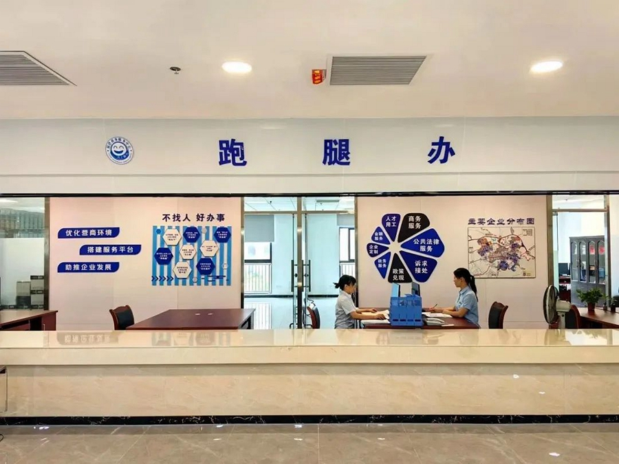 長泰區(qū)新成立的“跑腿辦”，實現(xiàn)從受理咨詢到委托辦理再到事項辦結(jié)，全程幫辦代辦聯(lián)辦陪辦。長泰區(qū)融媒體中心供圖