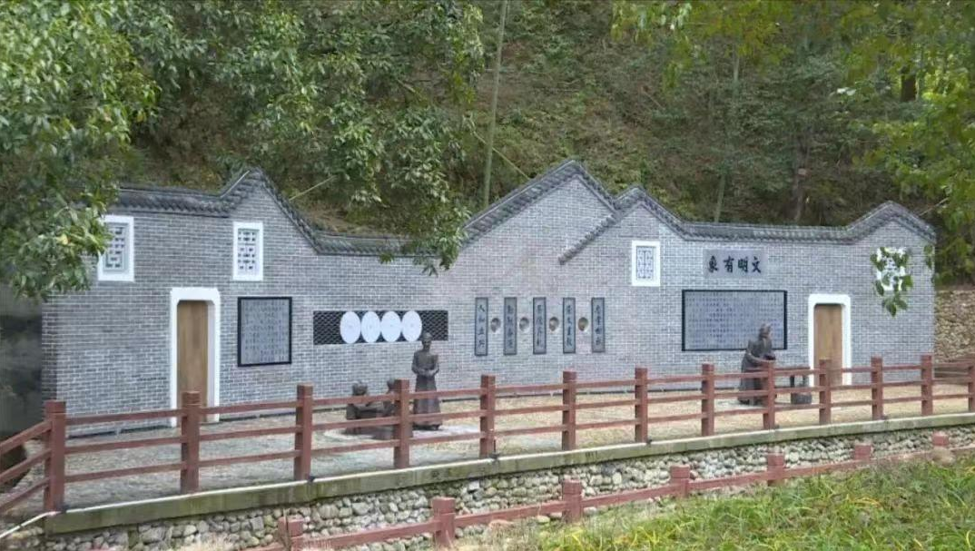 傳統(tǒng)古村落迪坑村新建的“文明有象”墻。連城縣委組織部供圖