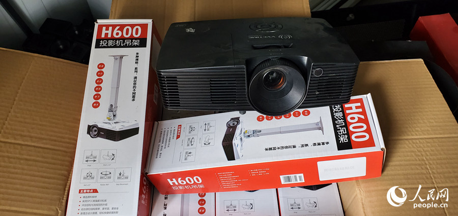 放置在光影基地項(xiàng)目?jī)?nèi)的眾贏公司設(shè)備。 人民網(wǎng)記者 張子劍攝