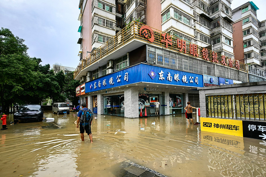 今早六時(shí)左右，福州西園路口積水較為嚴(yán)重，行人只能蹚水前行。雍萬(wàn)俊攝