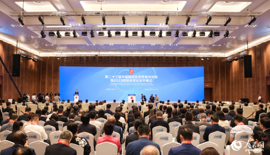 8日上午，第二十三屆中國(guó)國(guó)際投資貿(mào)易洽談會(huì)暨2023國(guó)際投資論壇在廈門(mén)國(guó)際會(huì)展中心開(kāi)幕。人民網(wǎng) 陳永整攝