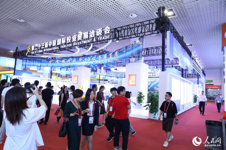 本屆投洽會(huì)展覽面積12萬(wàn)平方米，共有1000多家機(jī)構(gòu)、企業(yè)參展。人民網(wǎng) 陳永整攝