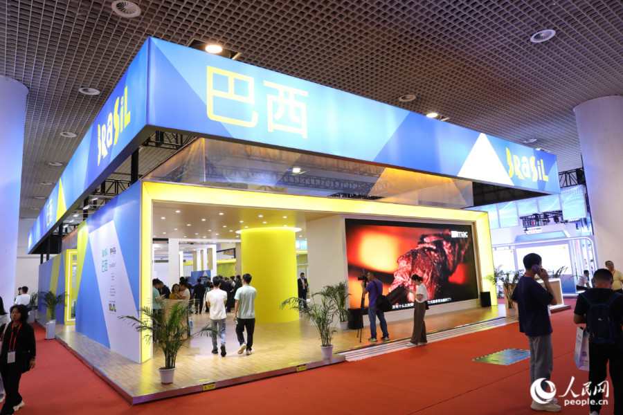 作為本屆投洽會(huì)主賓國(guó)之一，巴西此次設(shè)置450平方米國(guó)家館，組織了6個(gè)大州共同來(lái)廈參展。人民網(wǎng) 陳永整攝