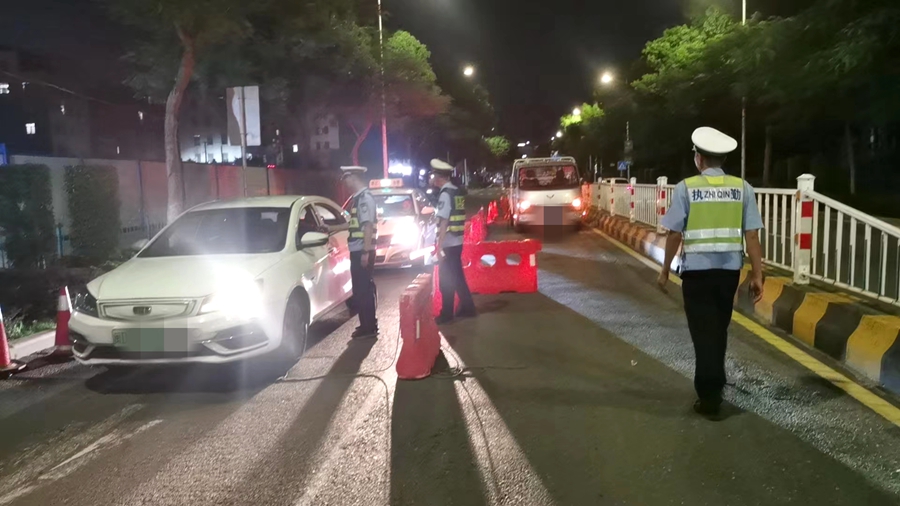 對(duì)機(jī)動(dòng)車駕駛?cè)诉M(jìn)行檢查。廈門(mén)市公安局交警支隊(duì)供圖