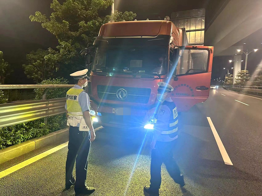 檢查一貨運(yùn)卡車駕駛員。廈門(mén)市公安局交警支隊(duì)供圖