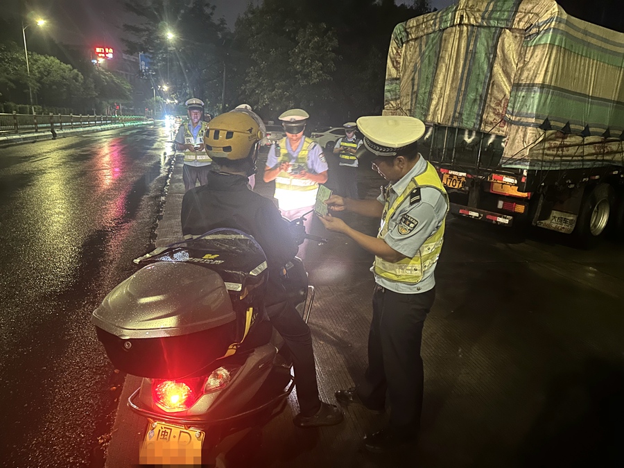 電動(dòng)車、摩托車等酒醉駕也在檢查之列。廈門(mén)市公安局交警支隊(duì)供圖