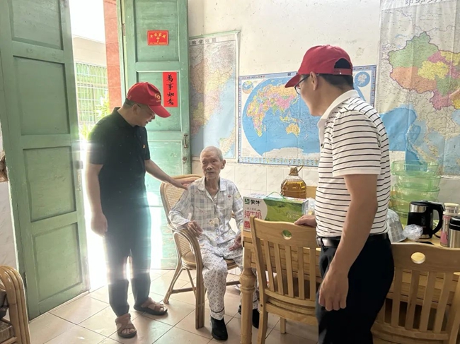 慰問老干部。長汀縣委組織部供圖