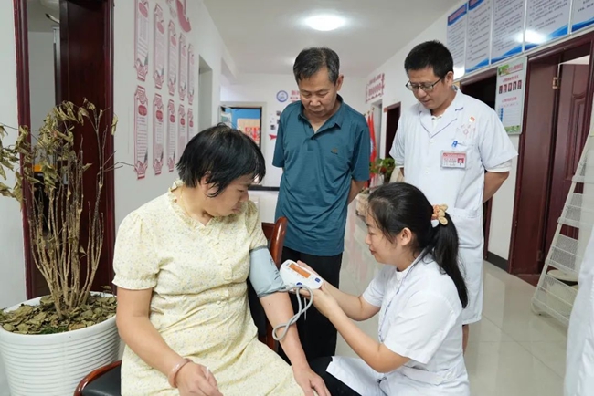 義診現(xiàn)場。長汀縣委組織部供圖