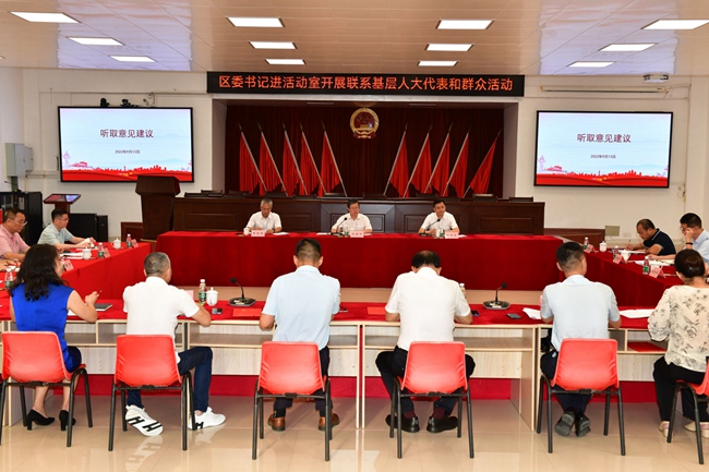 同安區(qū)委書記進人大代表聯系群眾活動室站開展聯系基層人大代表和群眾活動