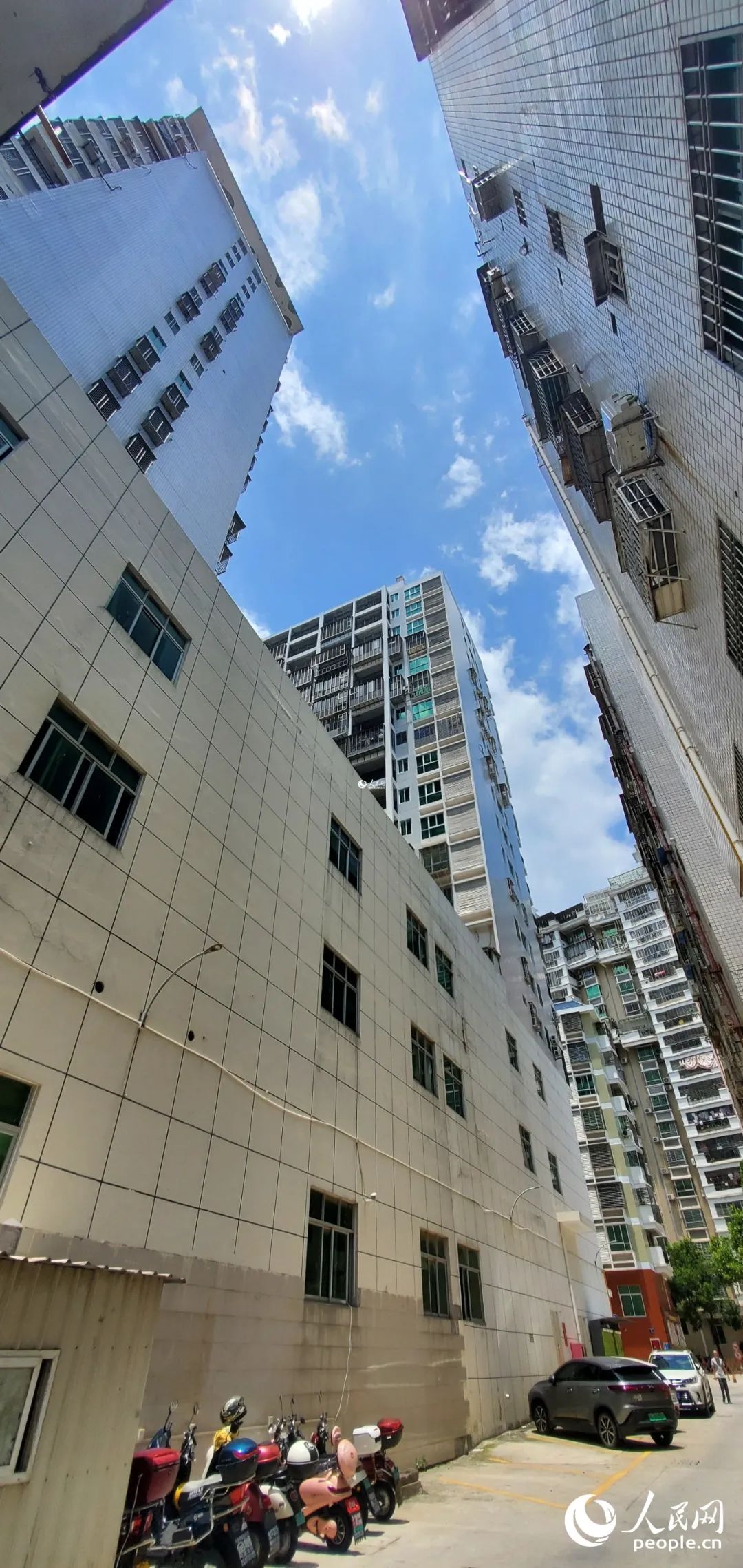 從南門進(jìn)入君臨世紀(jì)小區(qū)，由近到遠(yuǎn)分別為1#、3#、5#樓。人民網(wǎng)記者 張子劍攝