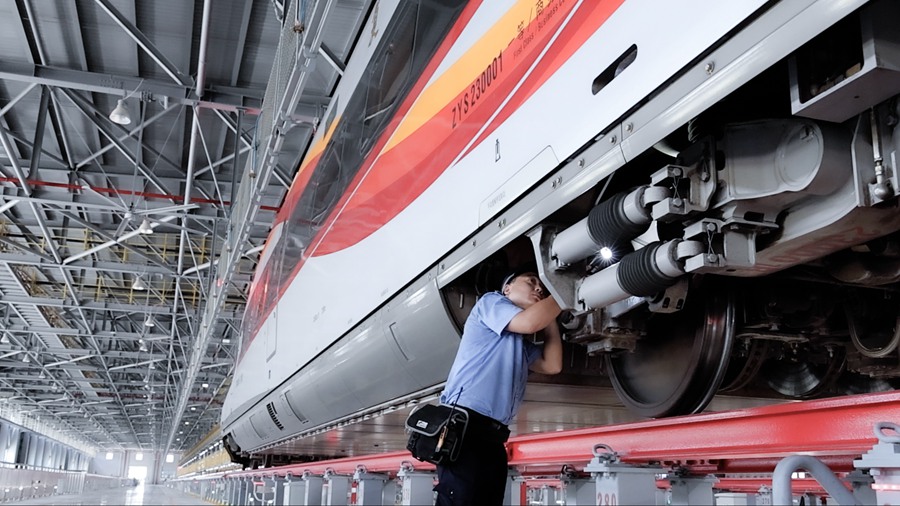 動車組機械師在檢修智能復(fù)興號動車組走行部。福州動車段供圖