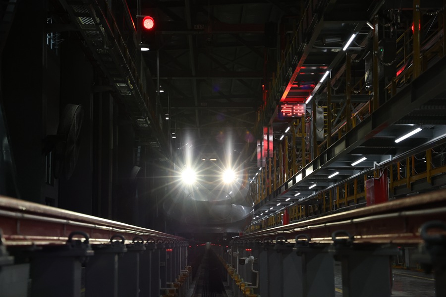 智能復(fù)興號動車組在動車檢修庫內(nèi)蓄勢待發(fā)。福州動車段供圖