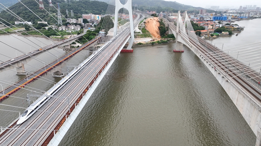 福廈高鐵運行試驗列車駛過烏龍江大橋。胡昕鵬攝