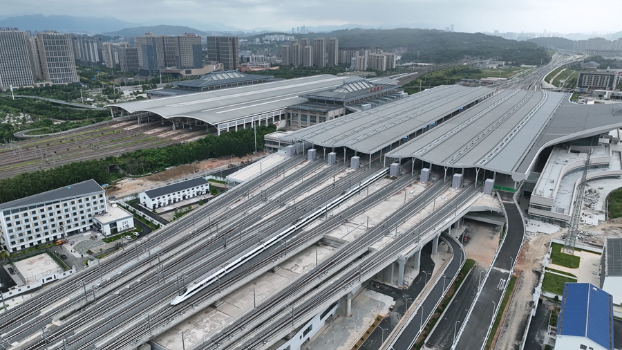 福廈高鐵運行試驗列車駛出福州南站。李金明攝