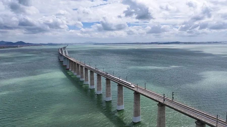 新建福廈高鐵，和諧號(hào)動(dòng)車組從湄洲灣跨海大橋上通過。胡鵬攝