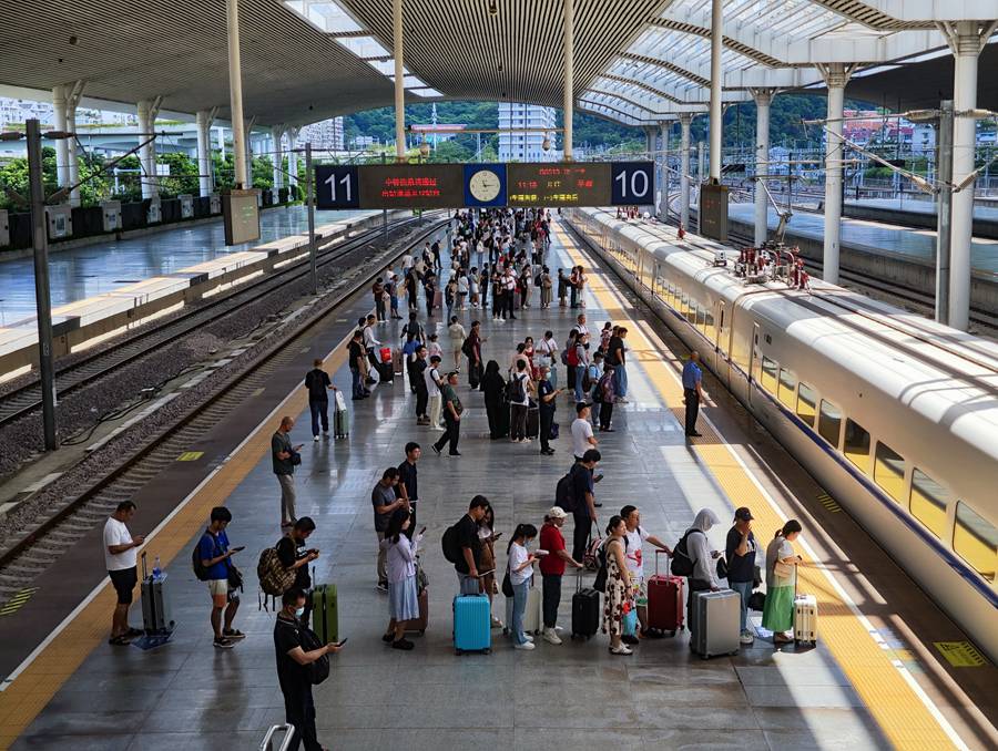 旅客在站臺等待列車進(jìn)站。韓毅攝