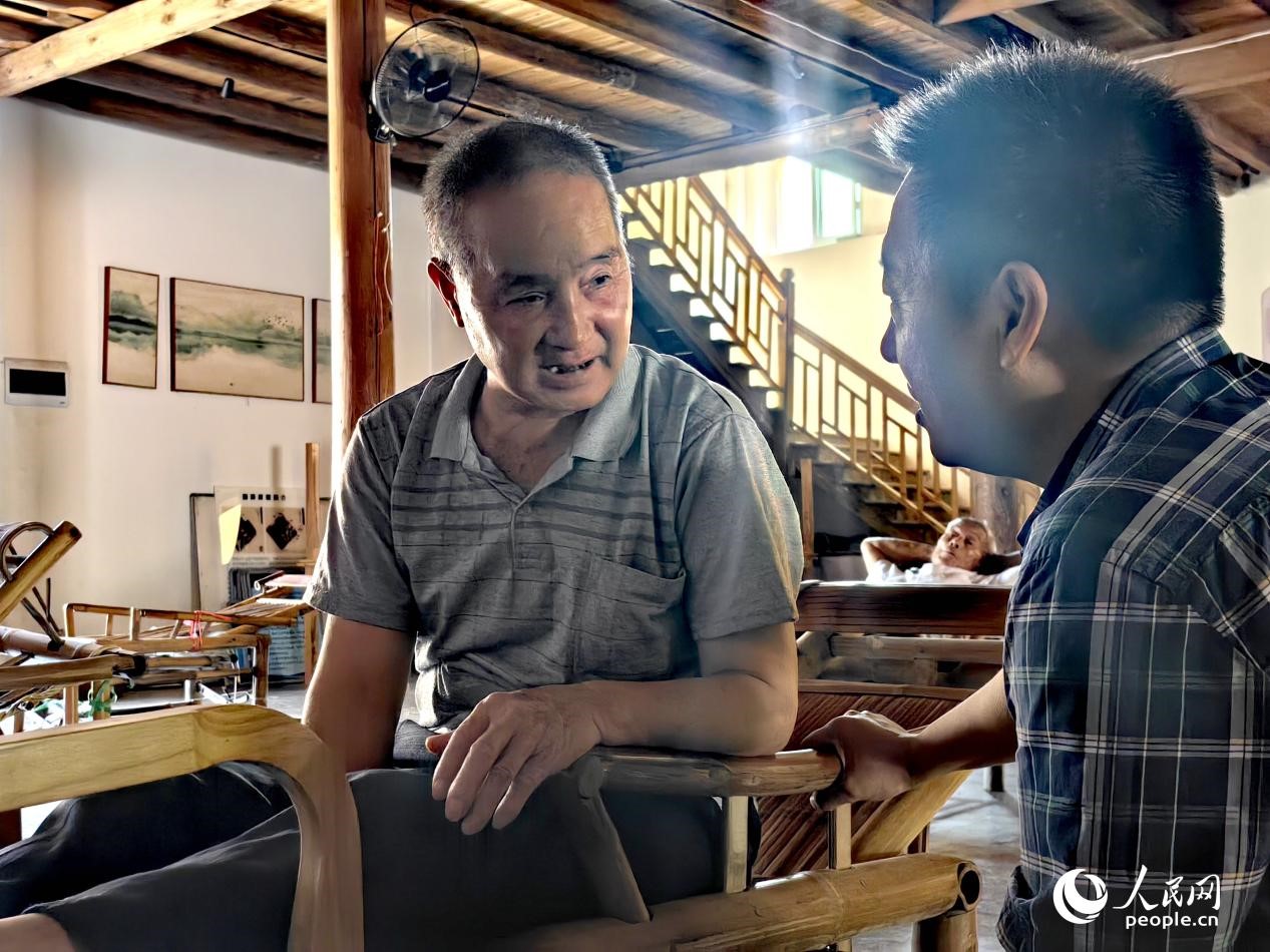 年近八旬的林德春（圖左）幼年時(shí)曾在圓瑛小學(xué)就讀。人民網(wǎng) 葉青卿攝