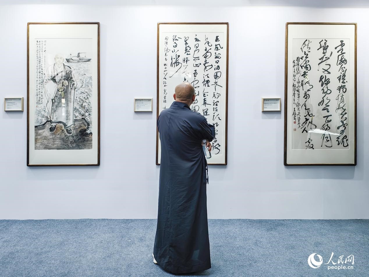 參觀者在“復(fù)興之路·圓瑛之光”書畫展上賞析作品。人民網(wǎng) 葉青卿攝