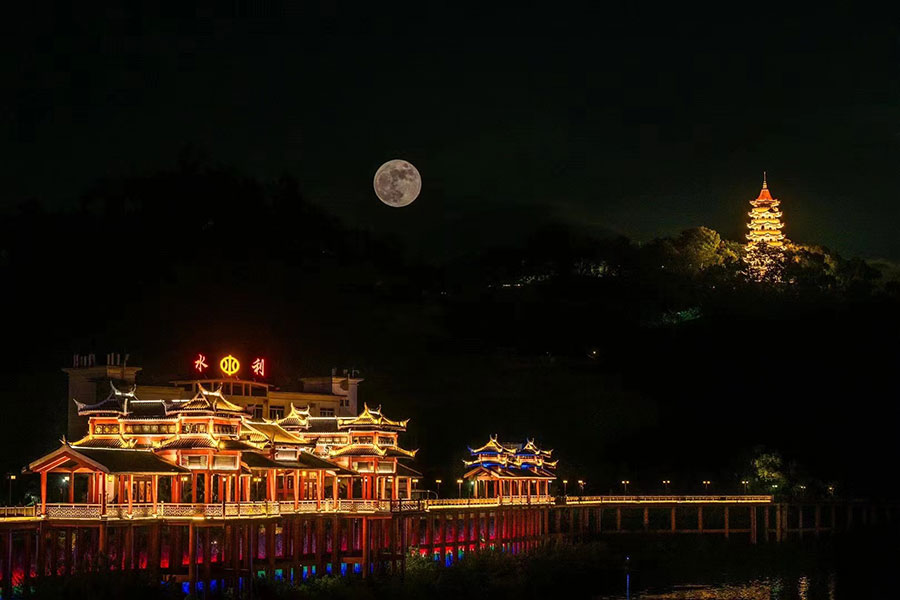 9月29日18時42分，龍巖漳平東山公園上空明月高懸。華榮麗攝