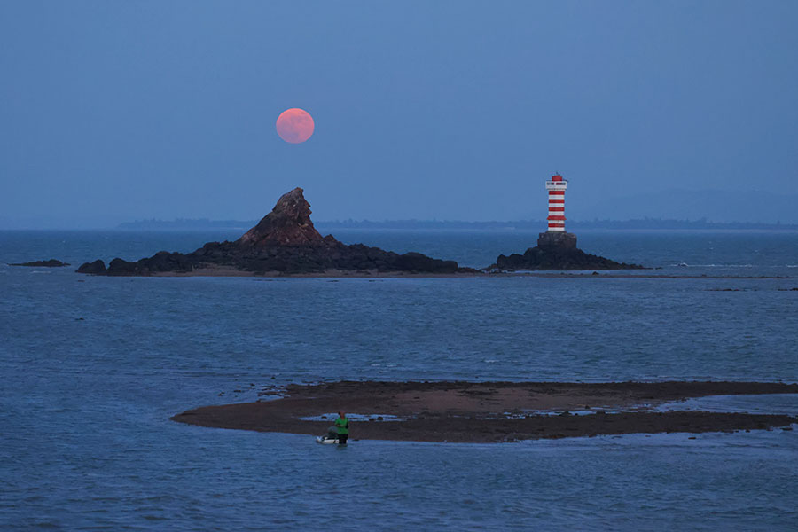  9月29日18時18分，福建廈門何厝七星礁月色。陶卉攝