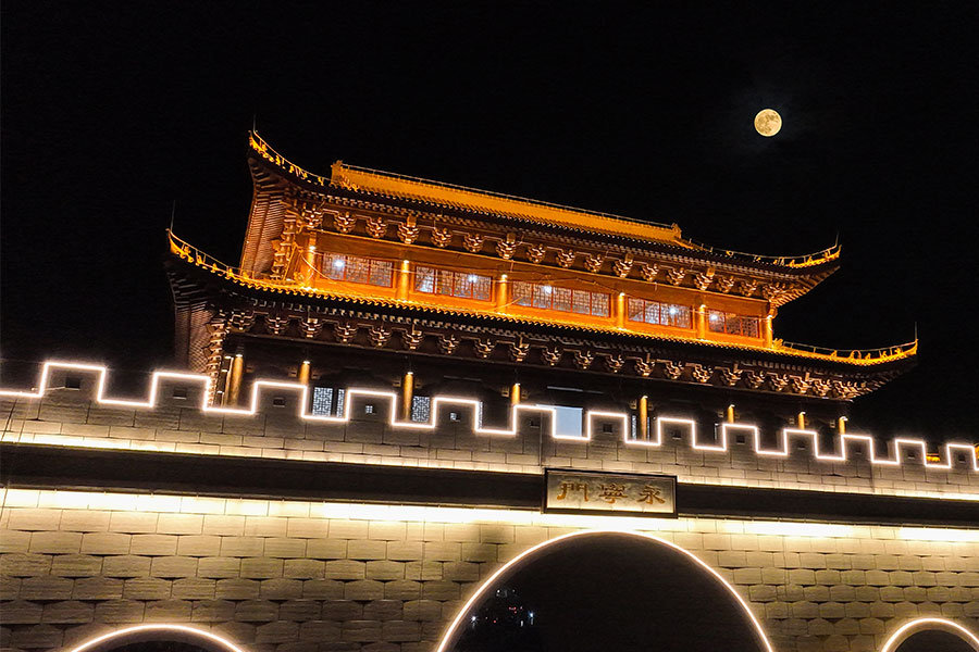 9月29日晚，福建三明建寧縣永寧門一輪明月懸掛上空。熊海棟攝