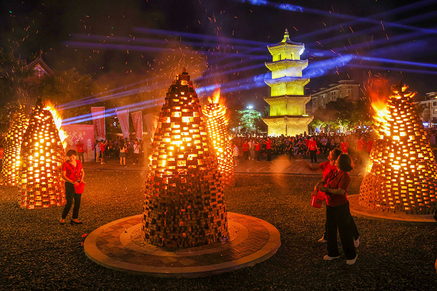 9月29日晚，泉州晉江市（安海）第七屆中秋文化節(jié)活動之一的“燒塔仔”民俗在安海白塔廣場舉行，現(xiàn)場大家共同祈愿生活像圣塔火焰一樣紅紅火火。呂俊英攝