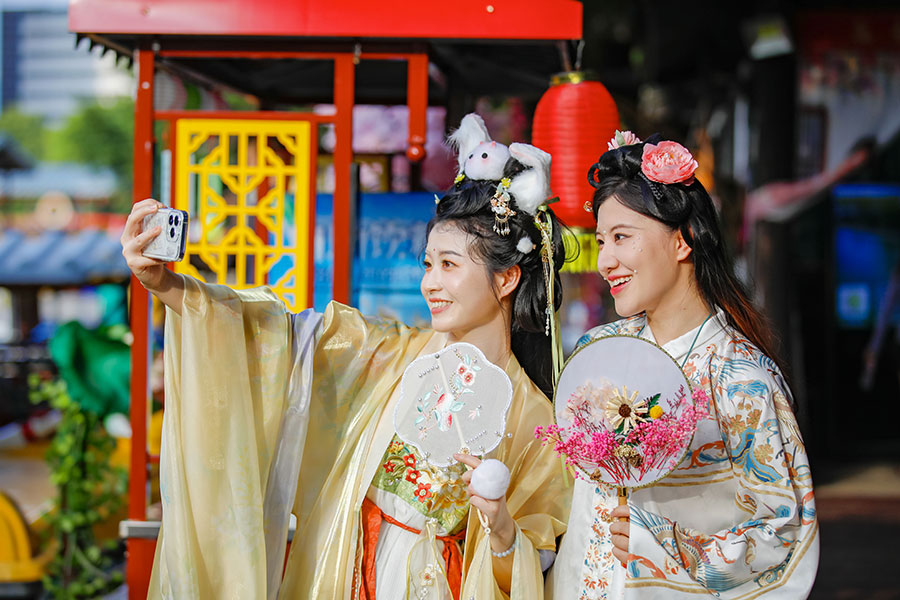 9月29日，福建福州西湖公園里，一場“中秋月圓 霓裳同游”主題活動正在進行，身著漢服的女青年通過繪團扇、穿漢服、制花燈、游西湖等方式，感受傳統(tǒng)文化魅力，喜迎中秋佳節(jié)。謝貴明攝