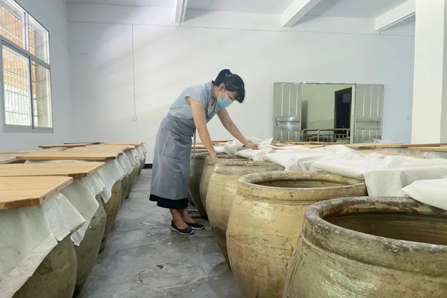 查看米酒釀造情況。武平縣委組織部供圖