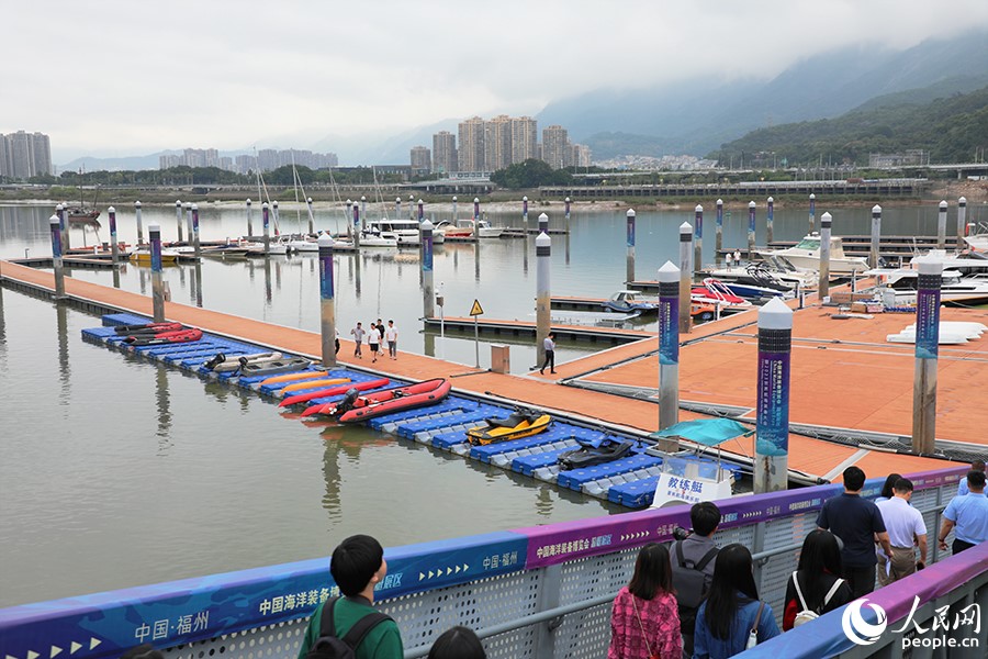 冠城大通廣場內(nèi)的游艇碼頭。人民網(wǎng) 黃東儀攝