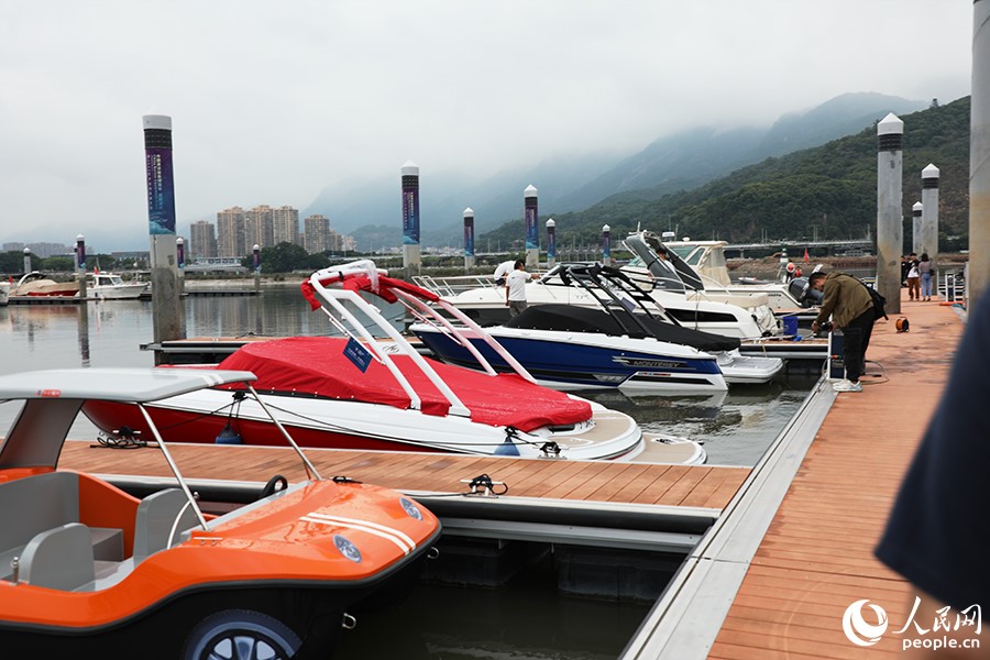 參展游艇陸續(xù)運抵。人民網(wǎng) 黃東儀攝