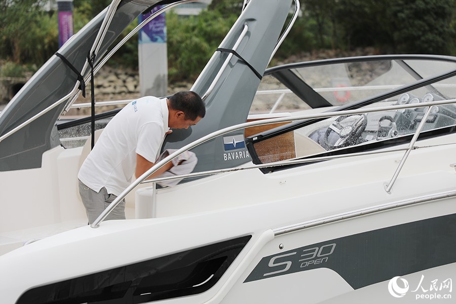 工作人員正為巴伐利亞C46游艇進行例行保養(yǎng)，本次游艇展是該款游艇的國內(nèi)首秀。人民網(wǎng) 黃東儀攝