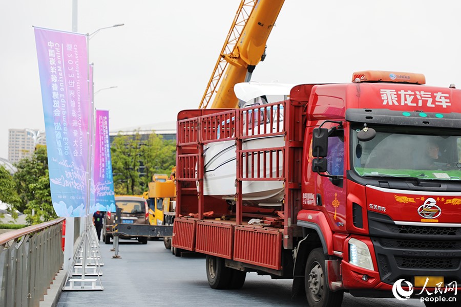 參展游艇陸續(xù)運抵。人民網(wǎng) 黃東儀攝