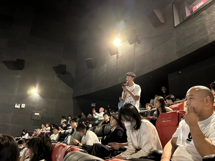 現(xiàn)場(chǎng)觀眾就影視行業(yè)相關(guān)問題進(jìn)行提問。夏晉仁攝