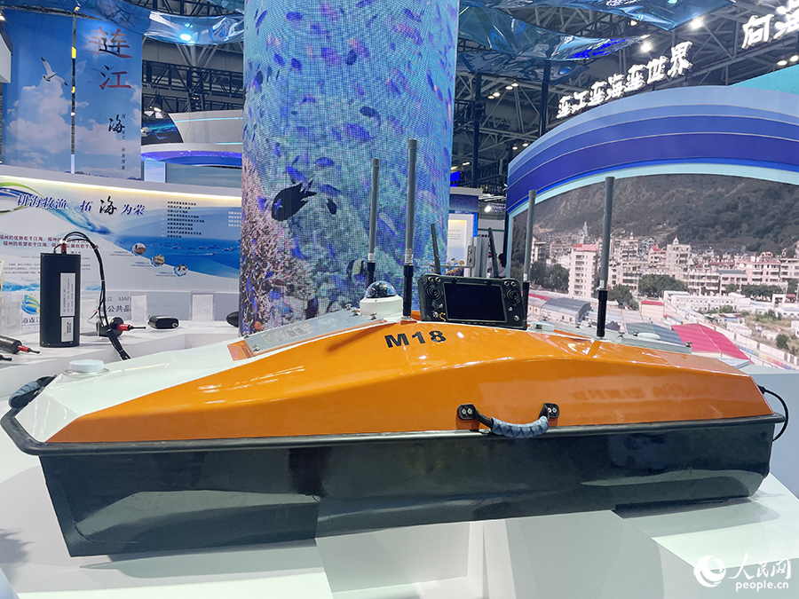 2023中國海洋裝備博覽會中展出的無人艇。人民網(wǎng)記者 林盈攝