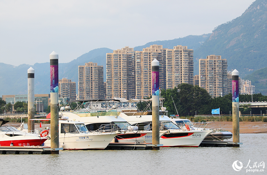 游艇展區(qū)碼頭泊位內(nèi)的各式游艇。人民網(wǎng) 黃東儀攝