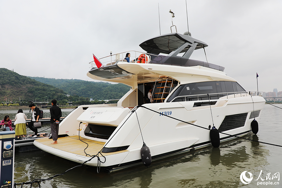 游艇展區(qū)內(nèi)的法拉帝670（冠城大通1號）是目前閩江上的首艘頂級游艇。人民網(wǎng) 黃東儀攝